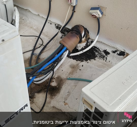 צינורות אטומים עם חומר איטום על גג
